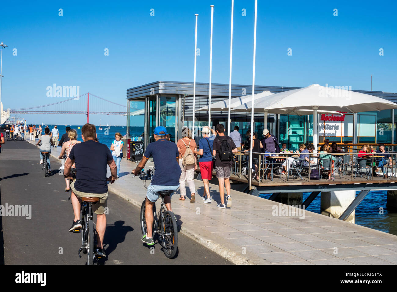 Lissabon Portugal, Belem, Tejo, Uferpromenade, Promenade, Süßwaren Nacional, Café, Außenterrasse, Außenterrasse mit Tischen, Restaurantrestaurant Stockfoto