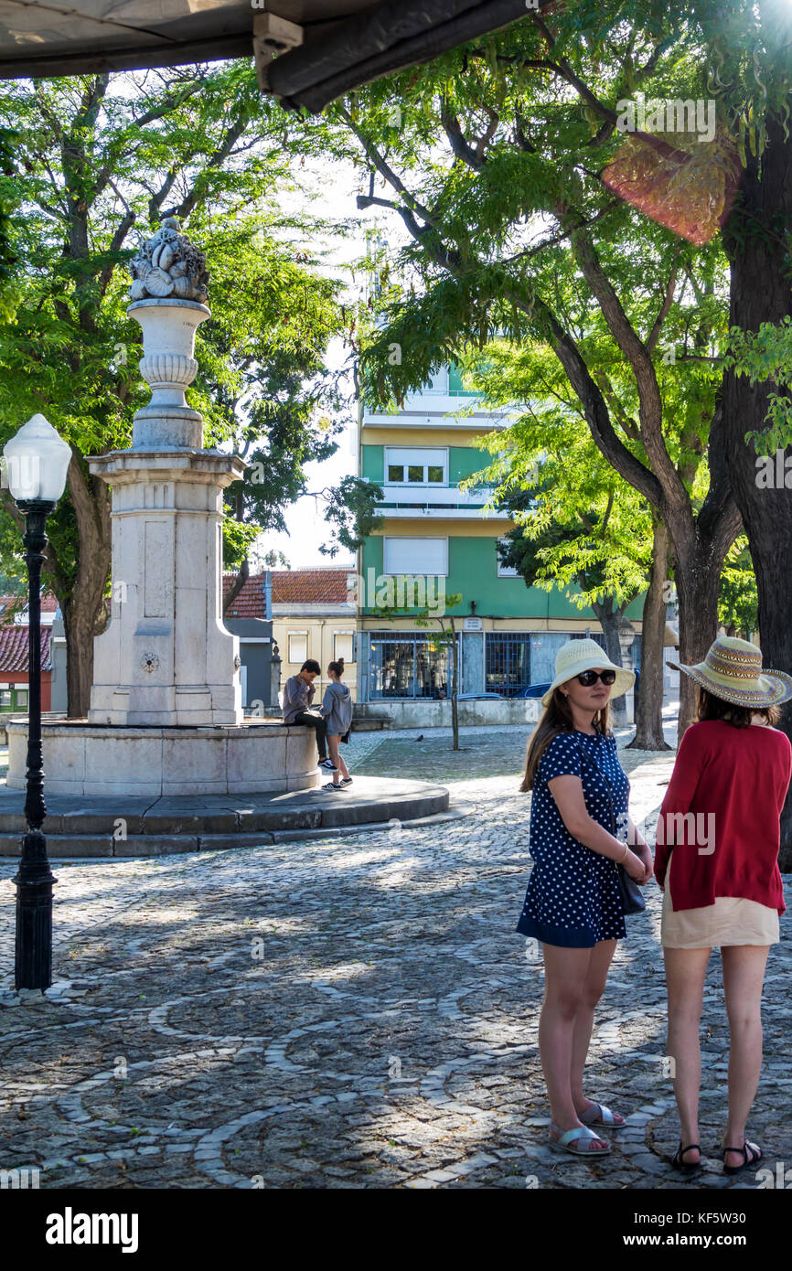 Lissabon Portugal, Belem, Largo Princesa, plaza, Brunnen, Stadtpark, Frau weibliche Frauen, junge Erwachsene, Hut, Hispanic teen teens Teenager Mädchen Mädchen Mädchen, fe Stockfoto