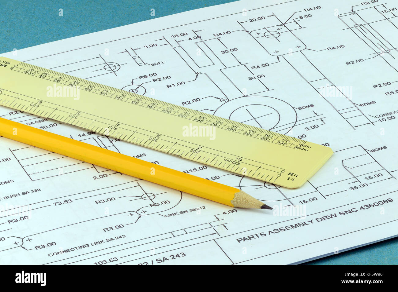Bleistift und Lineal auf einer technischen Zeichnung platziert Stockfoto