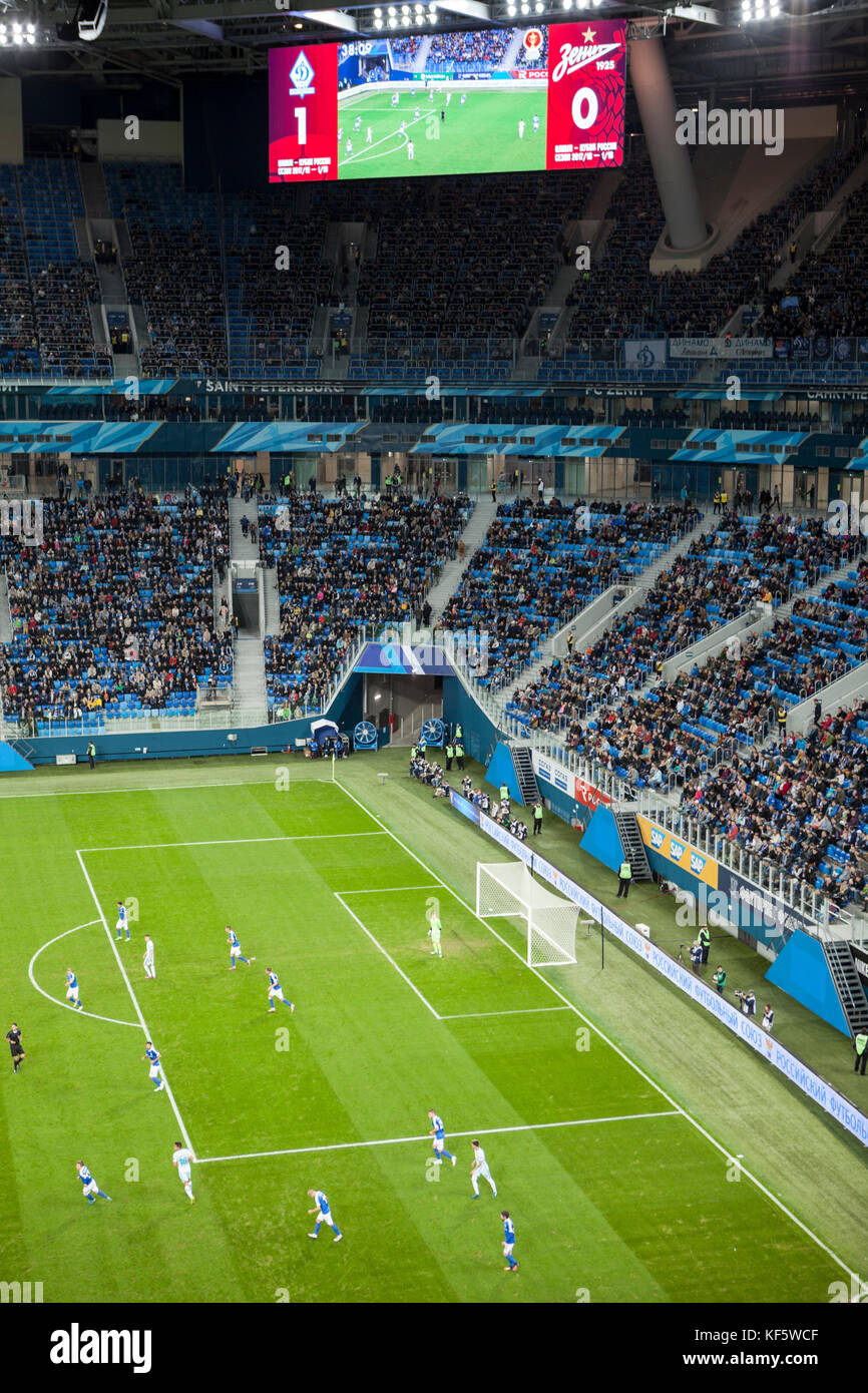 Saint-Petersburg, Russland - ca. Okt, 2017: Bildschirm mit den Spielstand 1:0 für Dinamo Team. russischen Meister Fußballspiel zwischen Zenit und Dinamo saint- Stockfoto