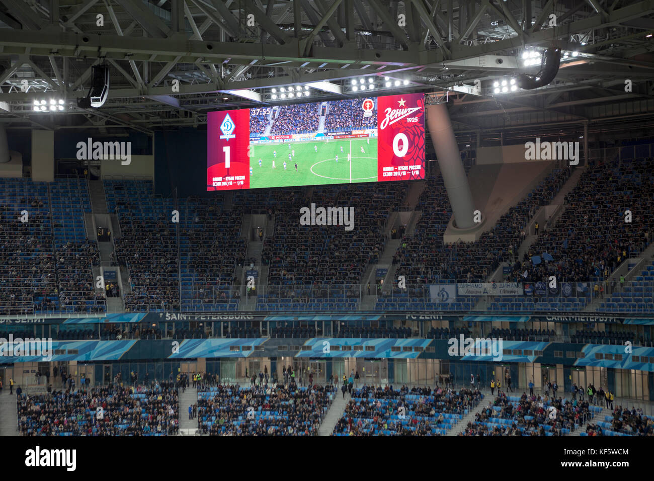 Saint-Petersburg, Russland - ca. Okt, 2017: Bildschirm mit den Spielstand 1:0 für Dynamo fc. russische Meister Fußballspiel zwischen Zenit und Dinamo saint-pe Stockfoto