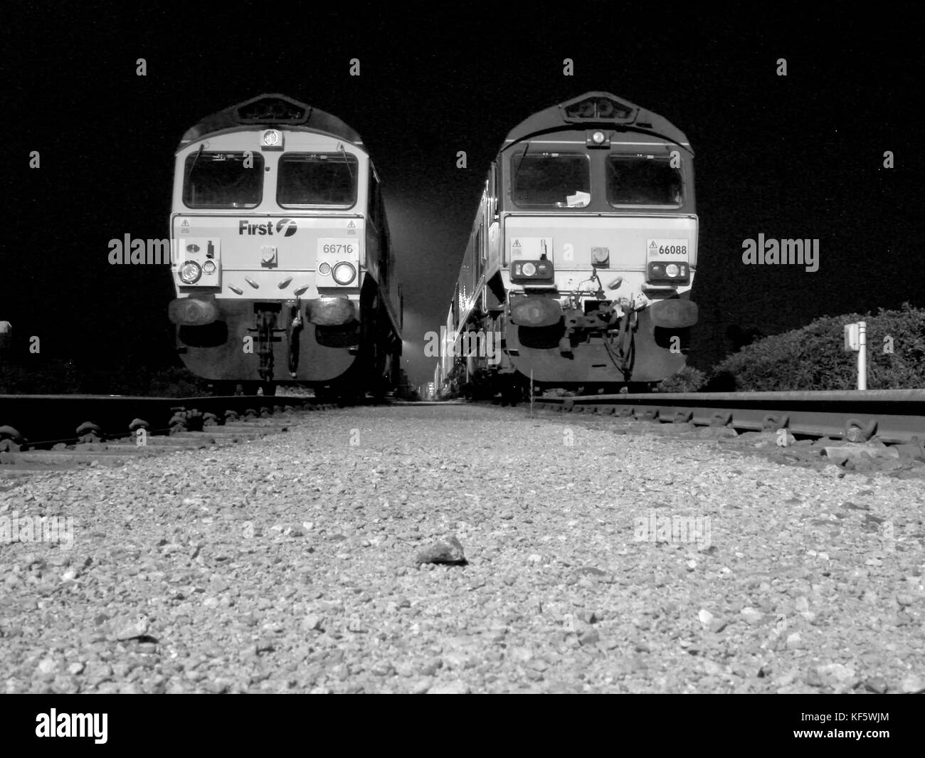 Zwei Klasse 66 Lokomotiven auf Güterzüge in Hams Hall, Birmingham während der Nacht Stockfoto