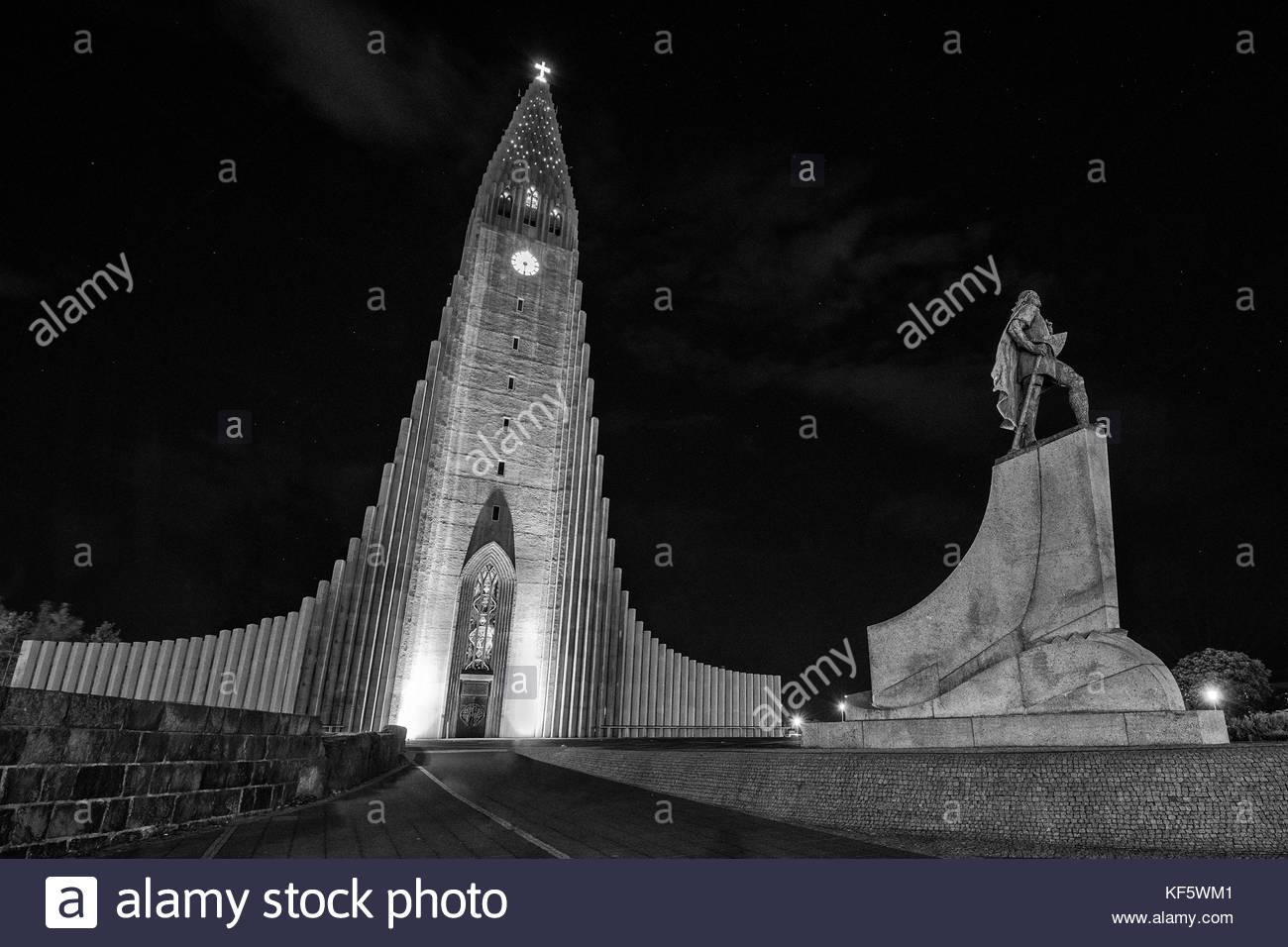 Hallgrimskirkja in der Nacht Stockfoto