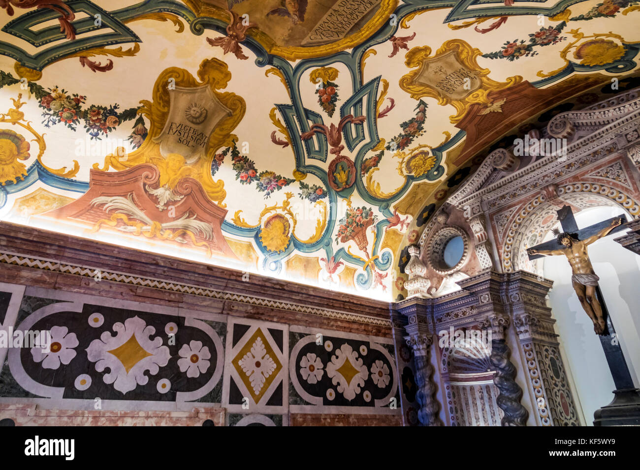 Lissabon Portugal, Bairro Alto, historisches Viertel, Convento de Sao Pedro de Alcantara, katholisch, Kirche, Capela dos Lencastres, Kapelle, bemalte Decke, Marmor i Stockfoto