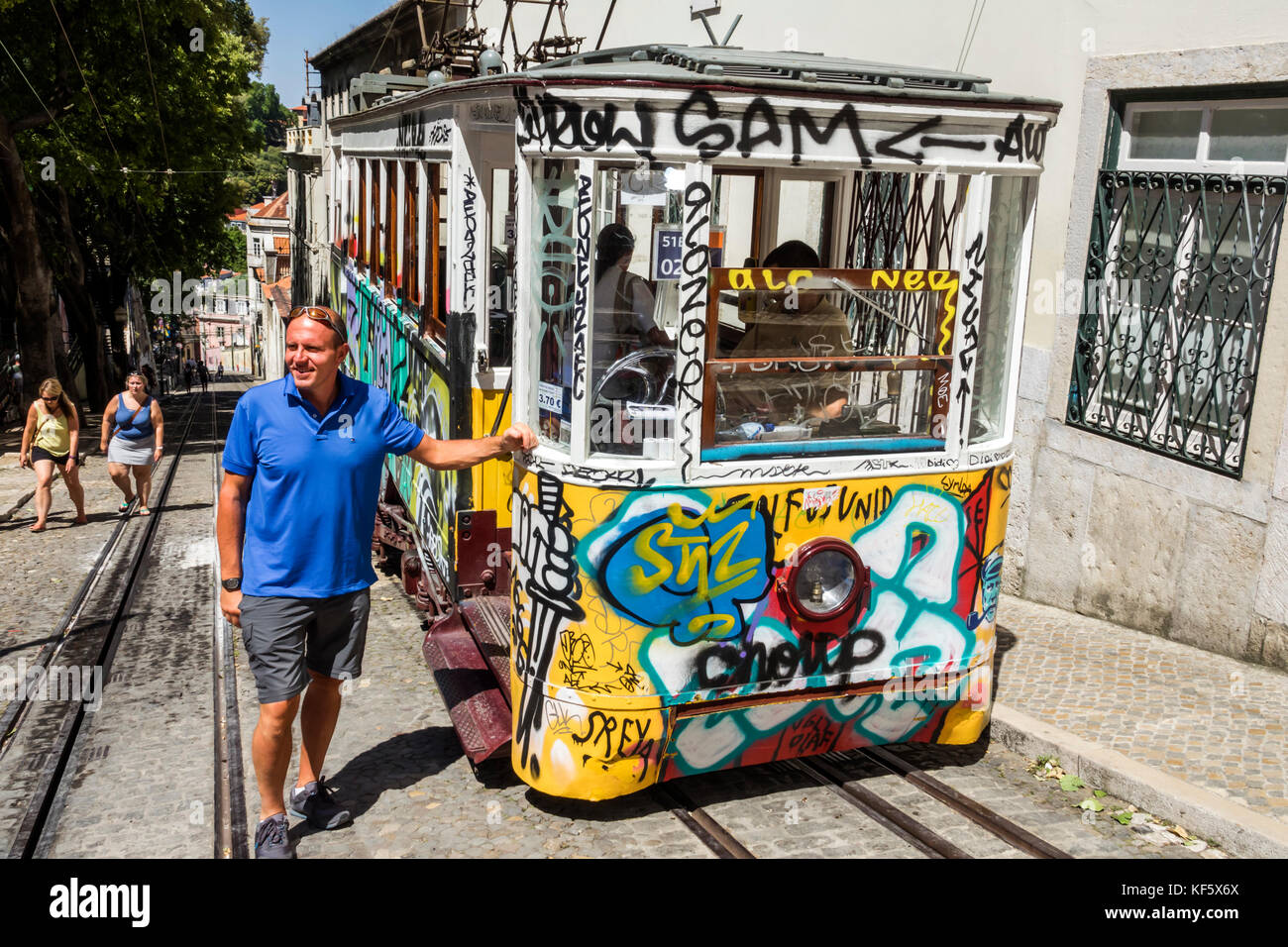 Lissabon Portugal, Bairro Alto, Elevador da Gloria, Ascensor, Standseilbahn, Straßenbahn, Carris, Graffiti, Männer männlich, posiert, hispanisch, Einwanderer, Portu Stockfoto