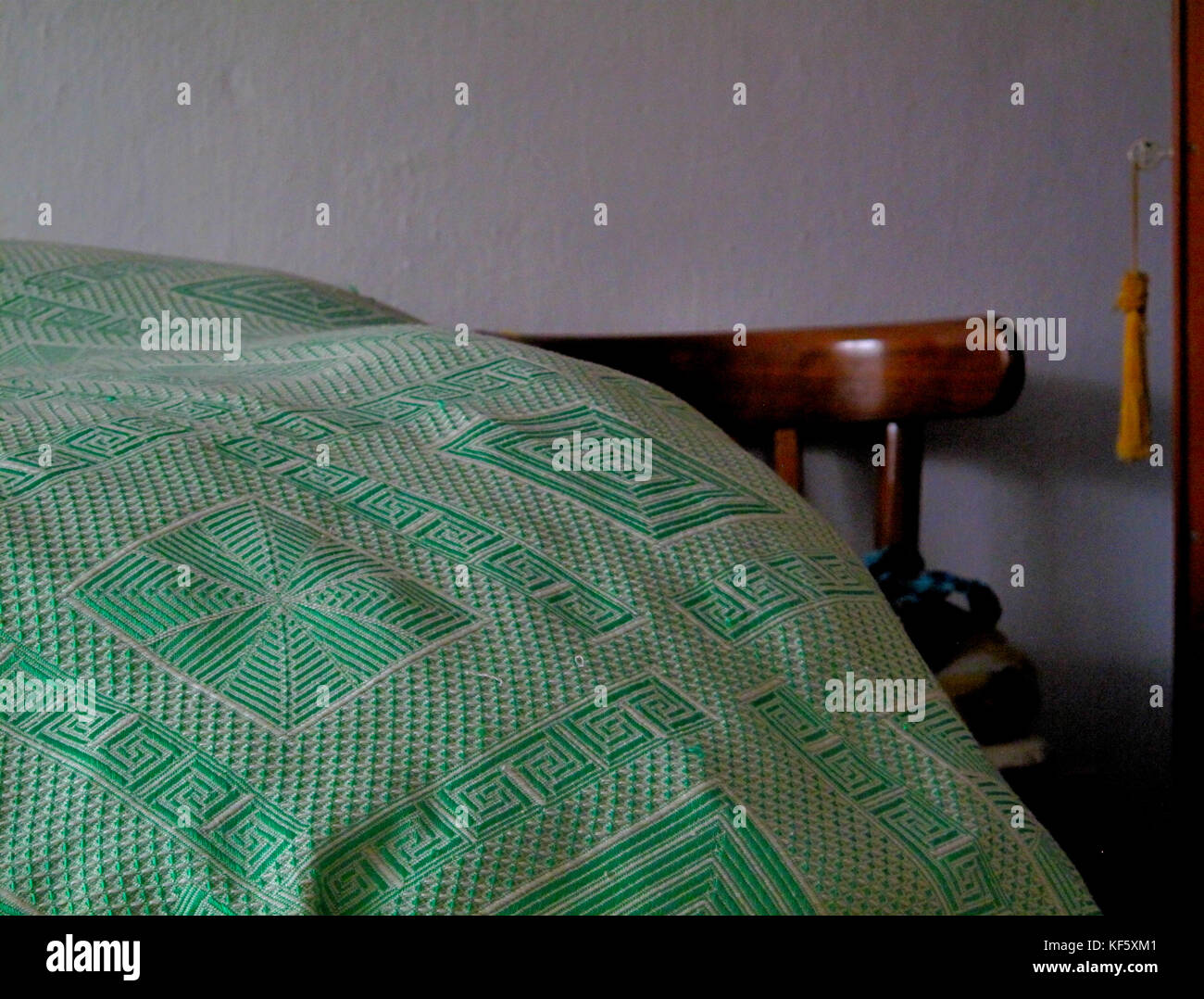 Omas alte Mode Stuhl und Bett in Ihrem Zimmer Stockfoto