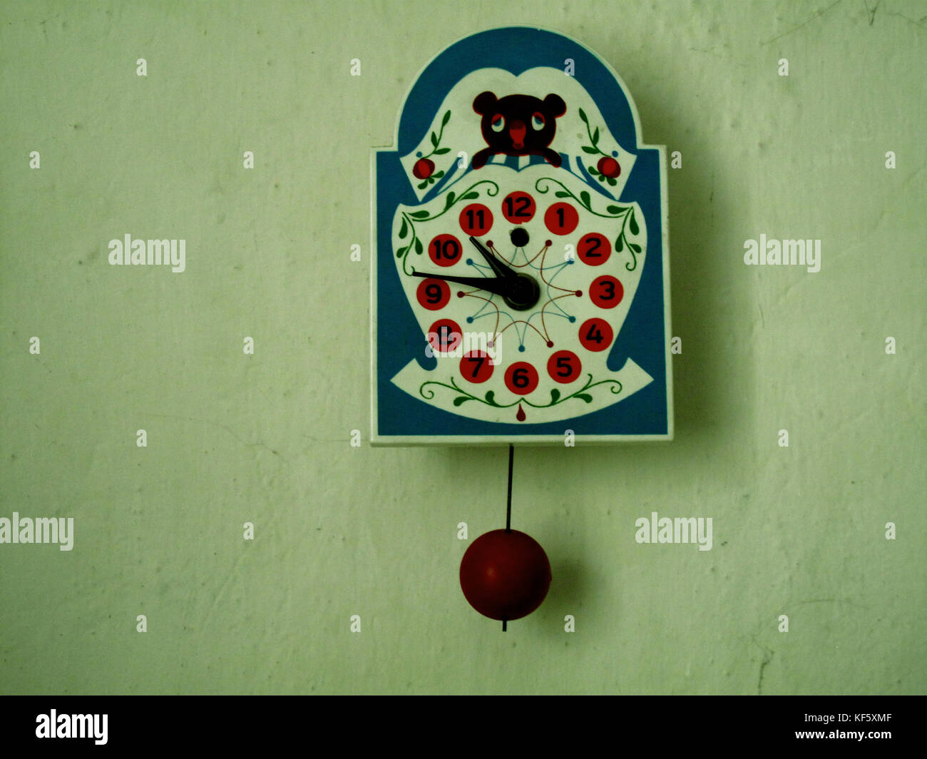 Odl mode Kinder Uhr mit Bär hängen an der weißen Wand Stockfoto