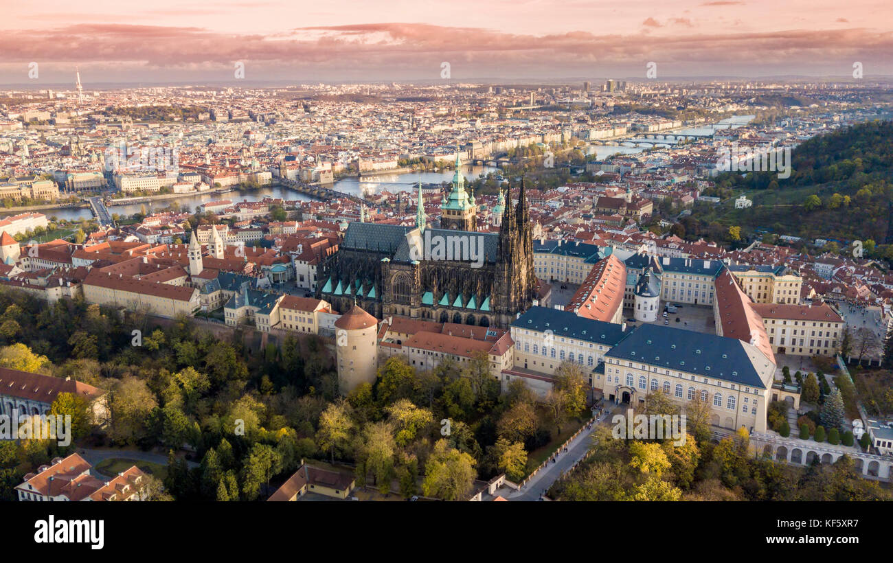 Die Prager Burg mit Moldau in Tschechien Stockfoto