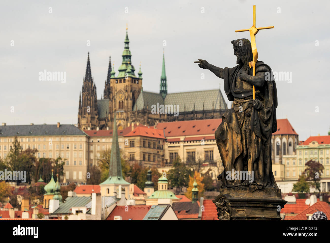 Charles Brücke statue zeigen mit dem Finger auf die Burg - Prag, Tschechien Stockfoto