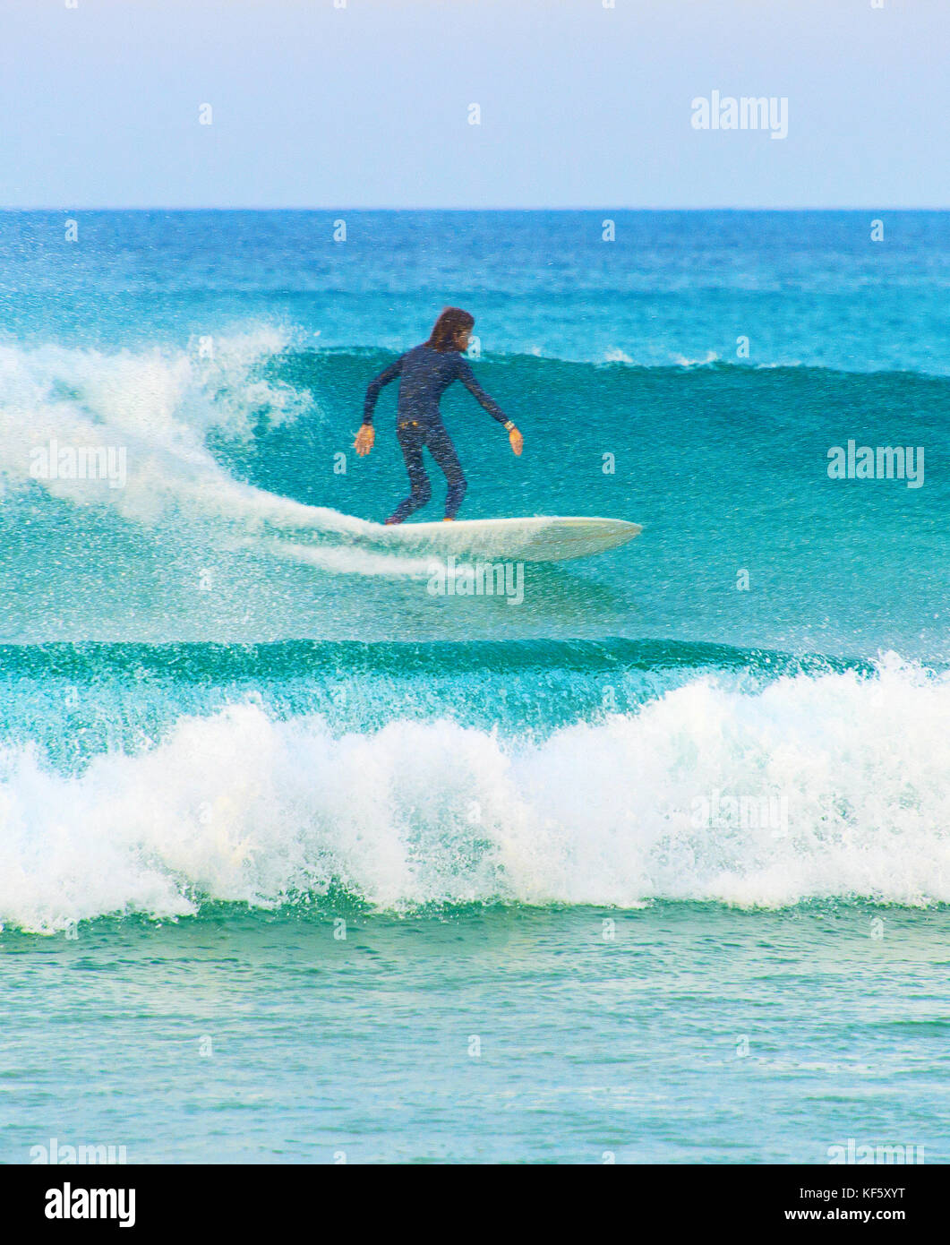 Surfer auf einer Welle am Surfspot. Portugal Stockfoto