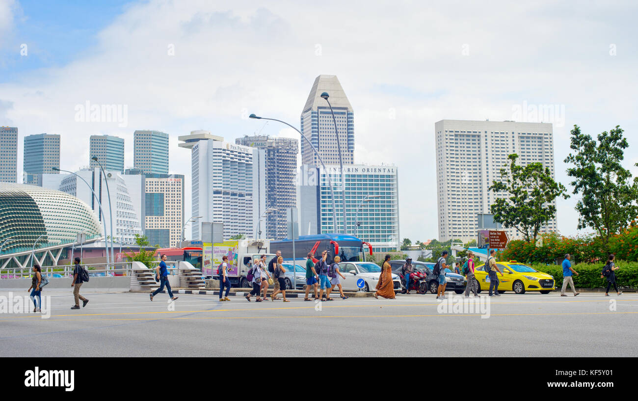 Singapur - Jan 14, 2017: Überqueren der Straße in Singapur. Singapur ist ein globaler Handel, Finanzen und Transport Hub Stockfoto