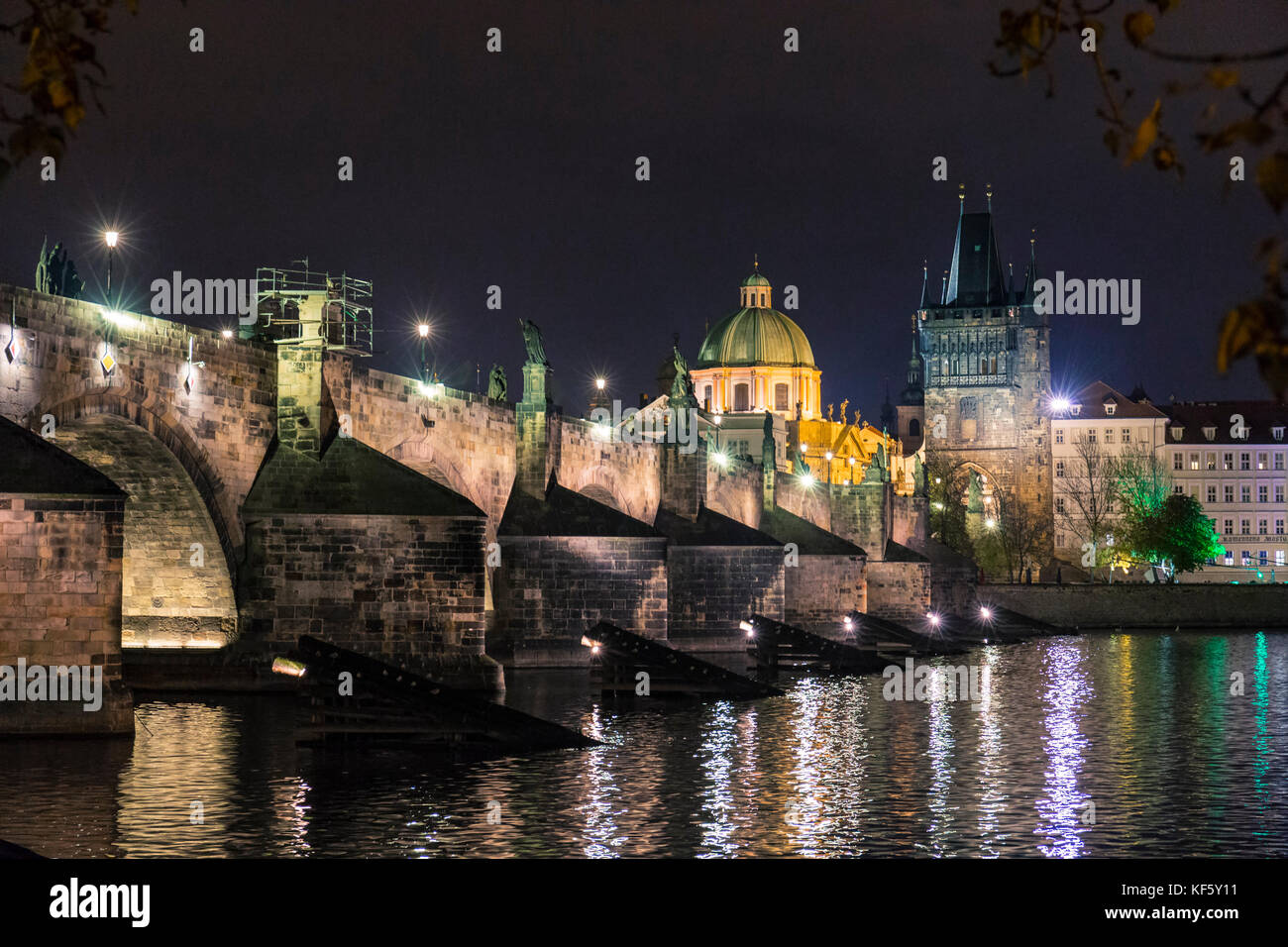 Charles Bridge und Tower bei Nacht, Prag, Tschechien Stockfoto