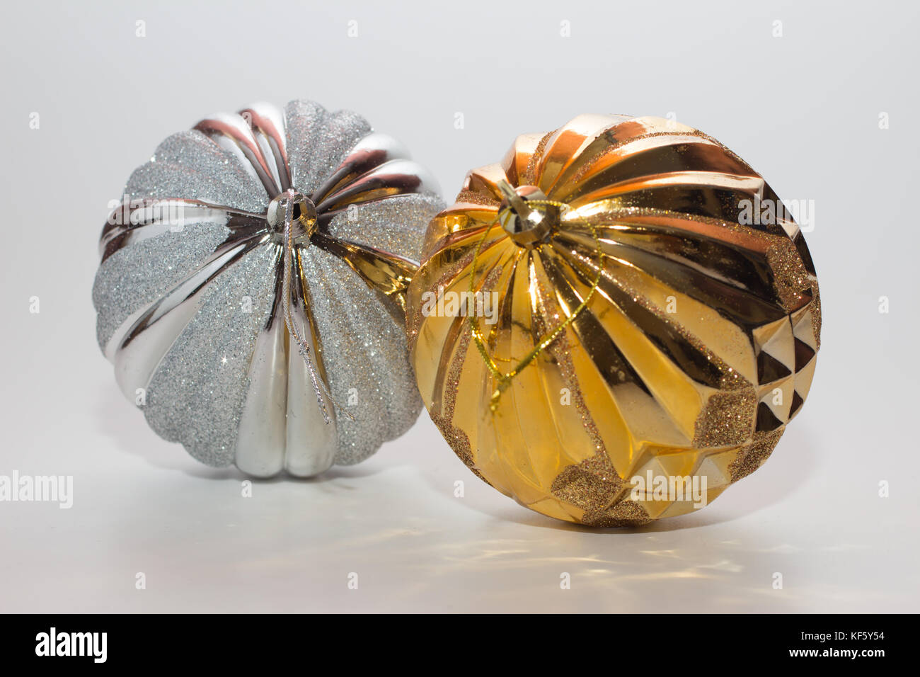 Weihnachten Kugeln auf einem weißen isolierte Oberfläche Stockfoto