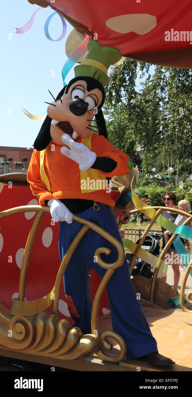 Paris, Frankreich, 11. Juli 2010: Goofy in 'All Stars Express' im Disneyland, Paris. Dies ist ein Auto-Express voller Disney-Charaktere, die durch die Straßen fahren Stockfoto