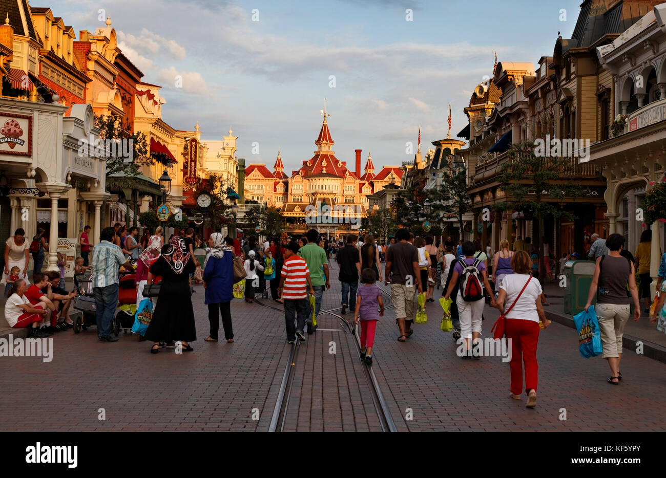 Paris, Frankreich, 11.Juli 2010: Bild von der Hauptstraße in Disneyland Paris an der Dämmerung. Stockfoto