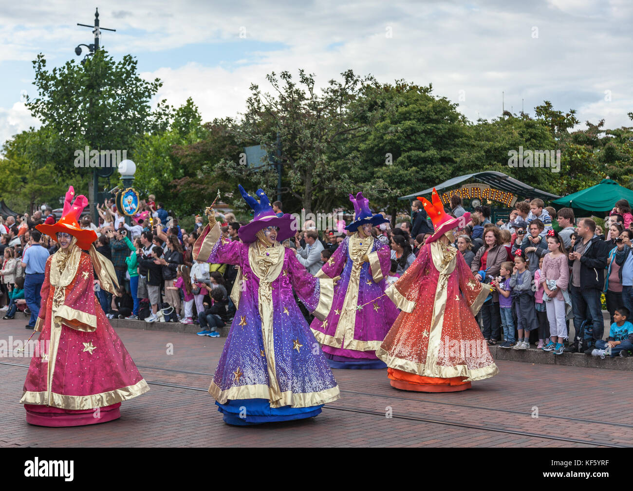 Paris, Frankreich - 15. Juli 2012: Zauberer tanzen auf der Straße während einer Parade von Zeichentrickfiguren im Disneyland Paris. Stockfoto