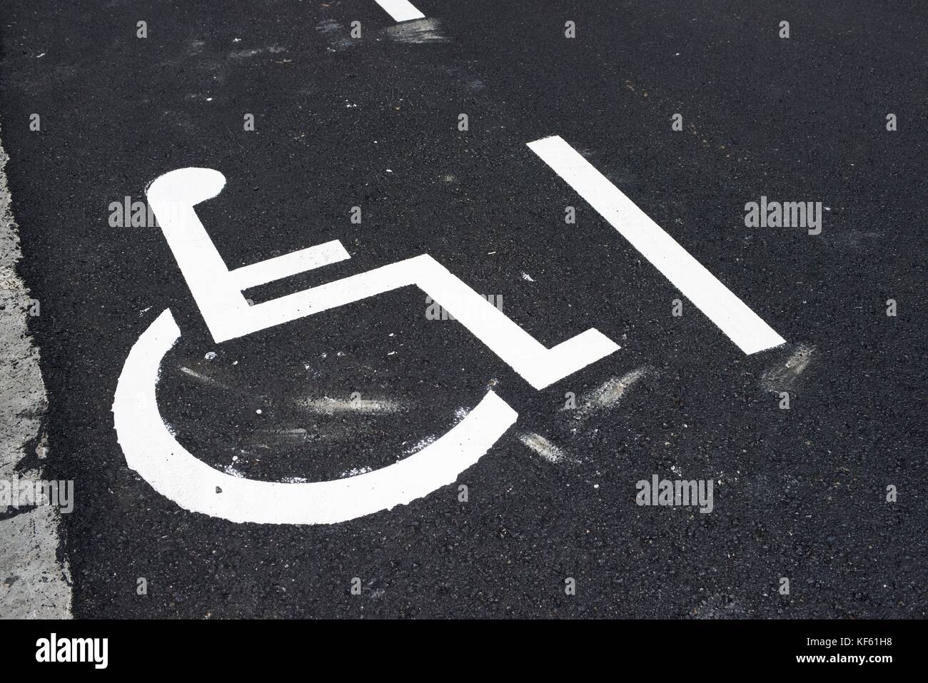 Parkplatz für Menschen mit Behinderung reserviert. Stockfoto