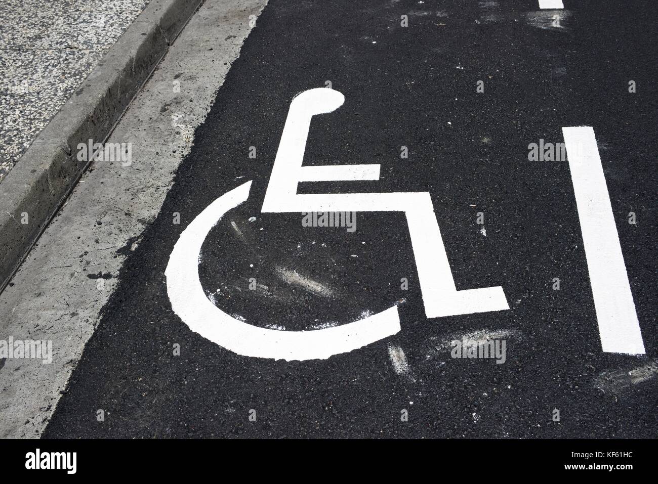 Parkplatz für Menschen mit Behinderung reserviert. Stockfoto