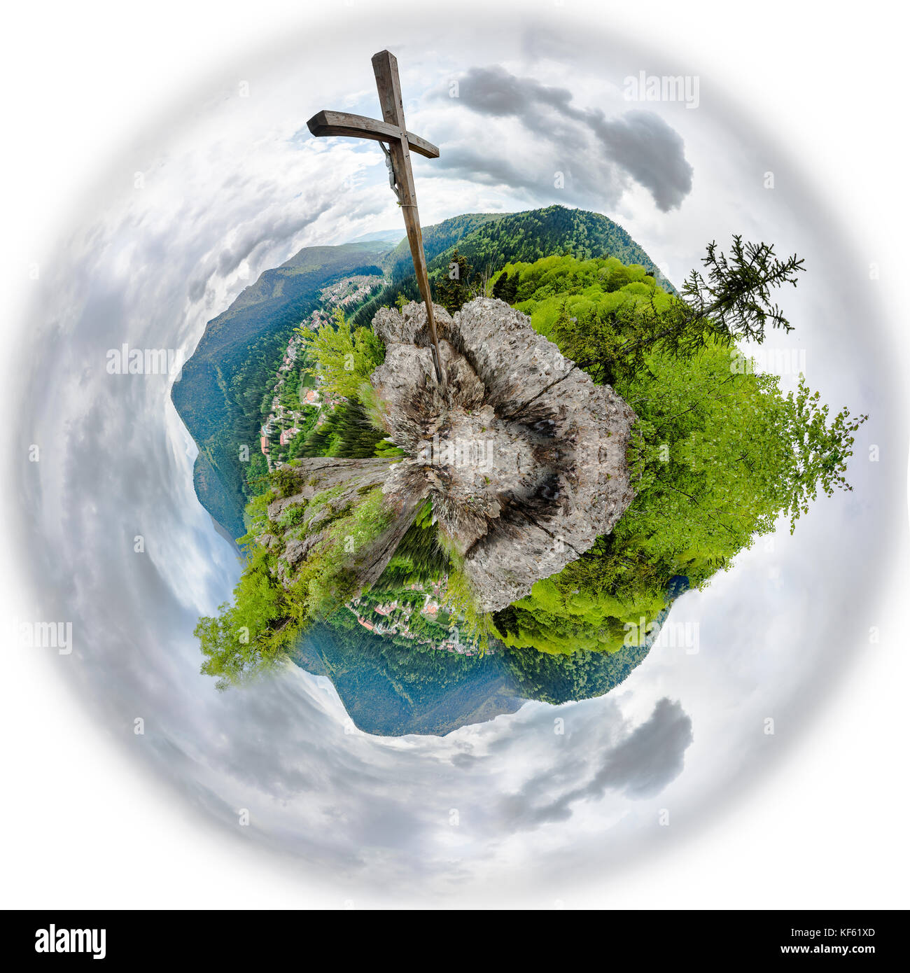 Holzkreuz auf Berggipfel. winzigen Planeten Stockfoto