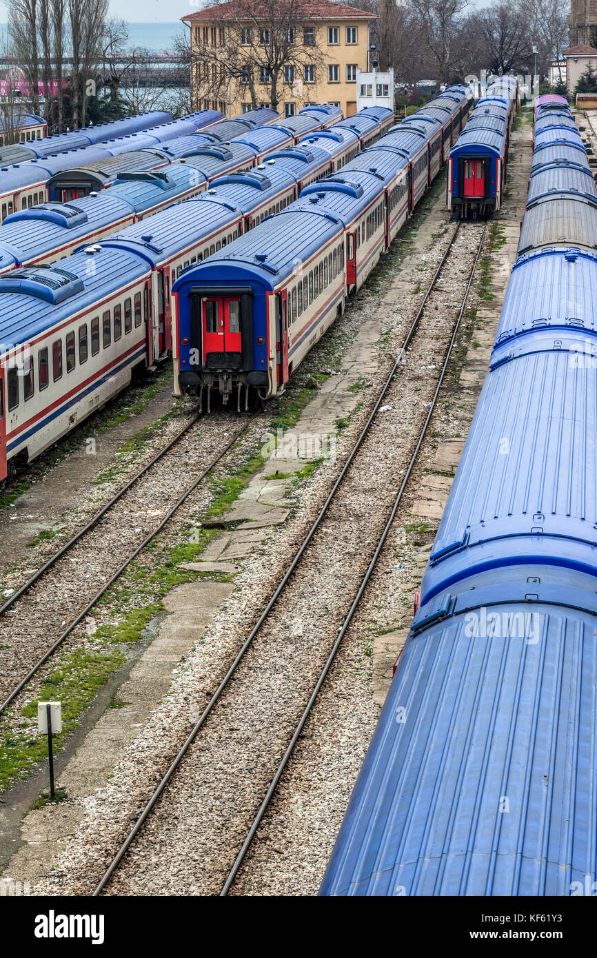 Züge mit blauen Dächern Stockfoto