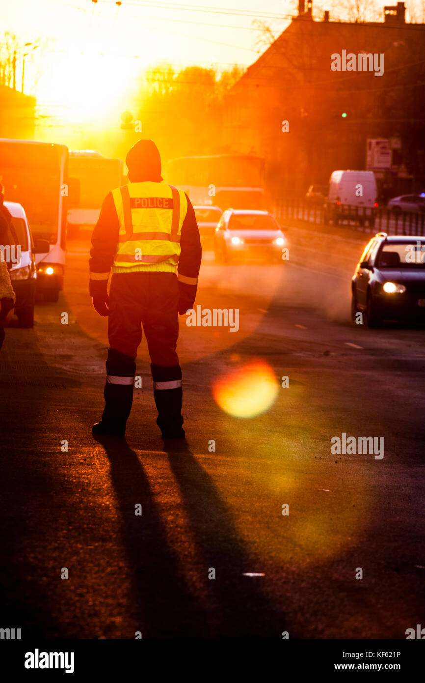 Polizisten beobachten, viel Verkehr Stockfoto