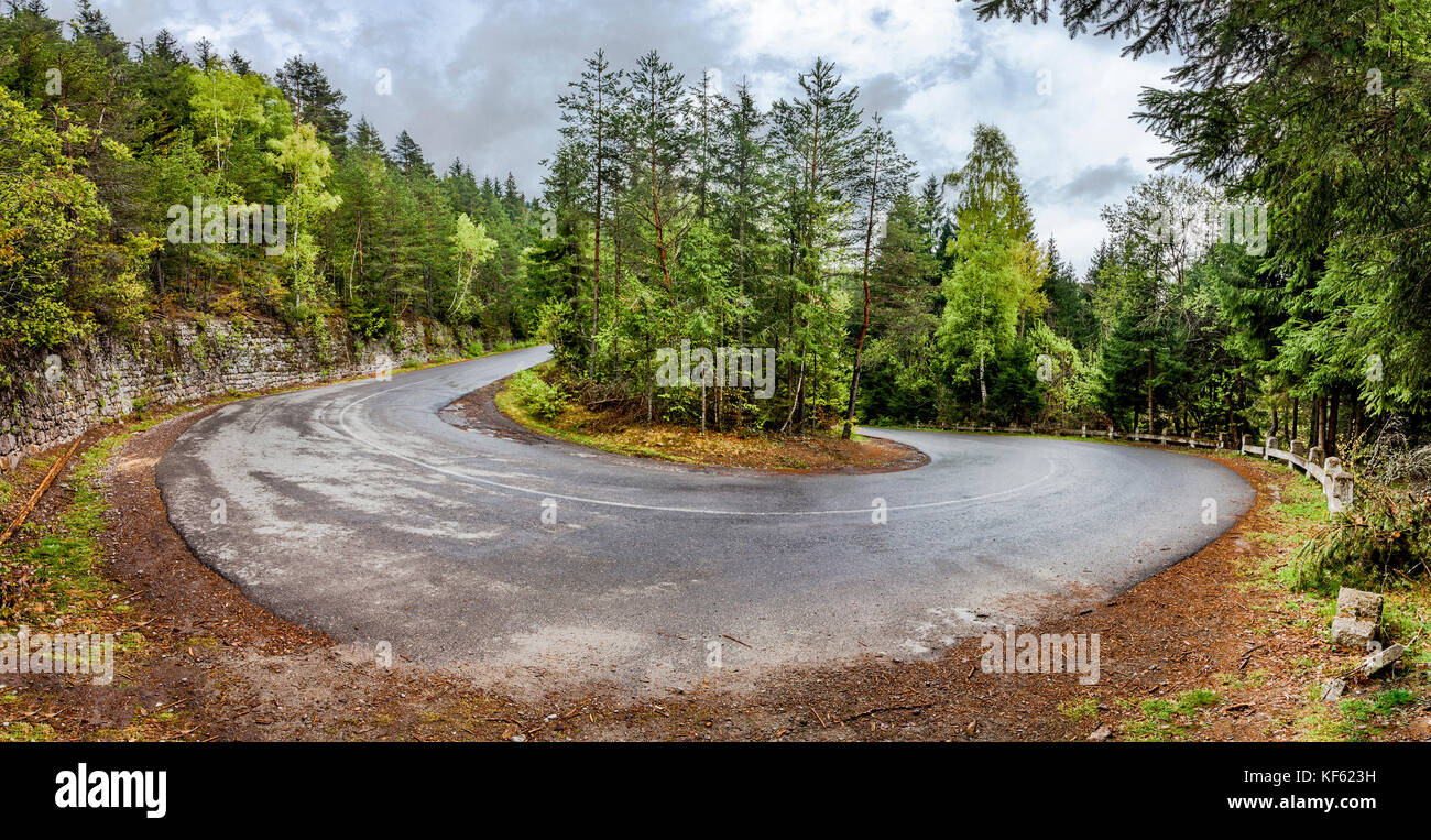 Gebogene serpentine Mountain Road Stockfoto