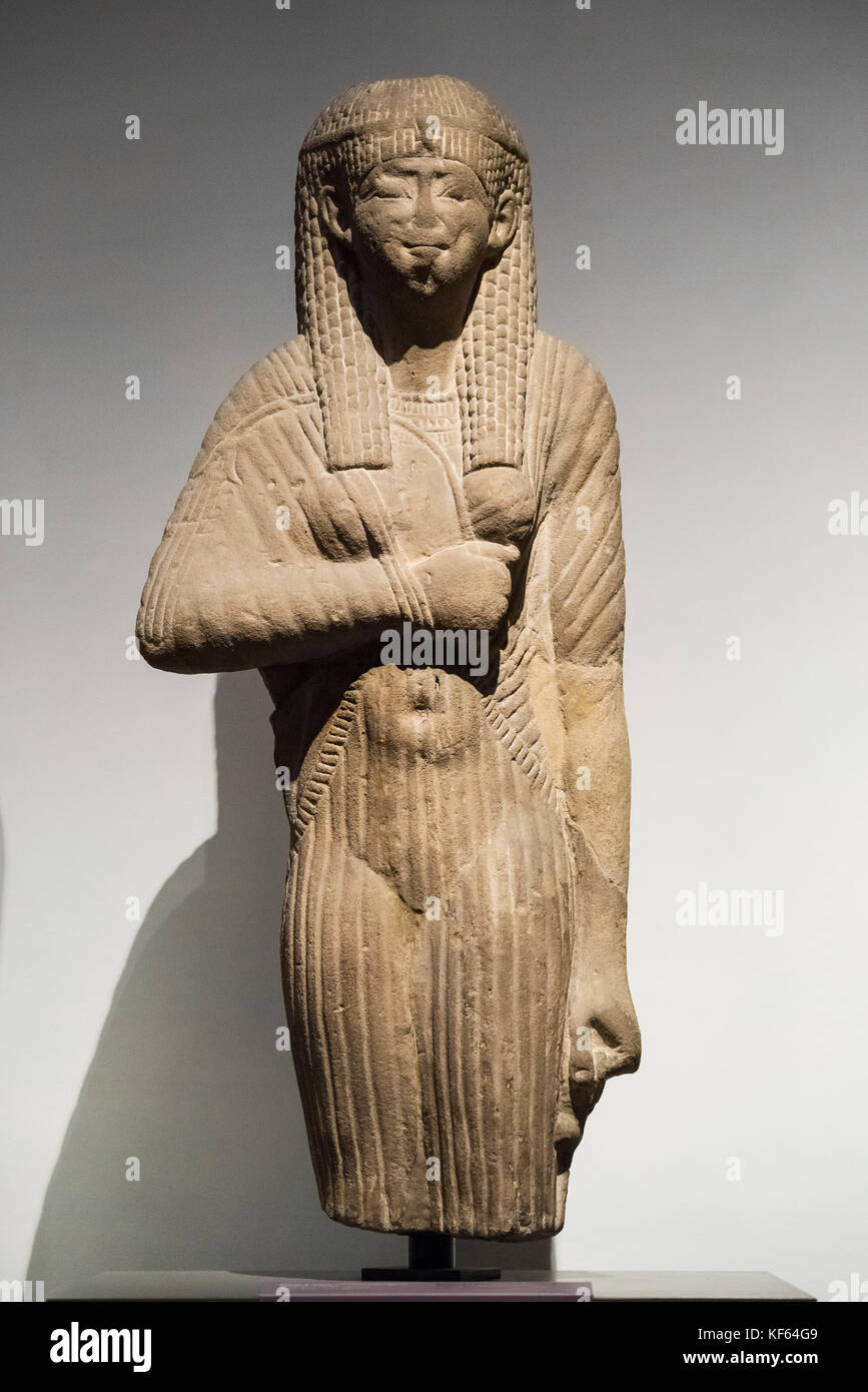 Turin. Italien. Statue eines ägyptischen Königin mit Perücke und Diadem und klammerte sich drapiertes Kleid. Ptolemäerzeit (332-30 B. C) Museo Egizio (ägyptische Mus Stockfoto