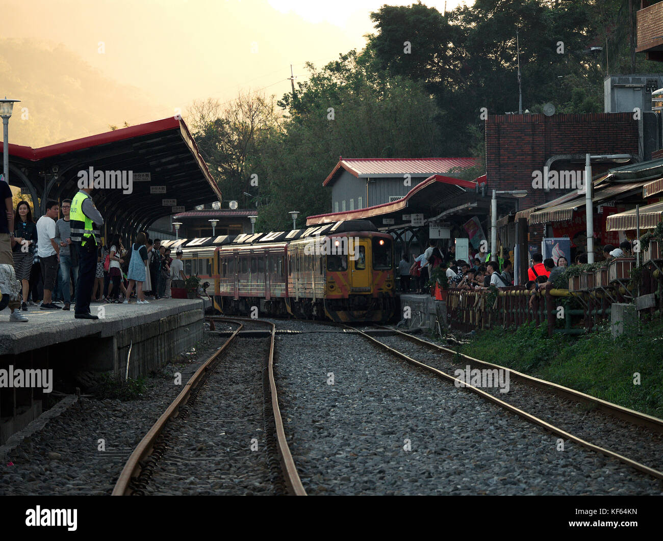 Der Zug hält am Bahnhof Shifen, wo sich abends viele Touristen im Bezirk Pingxi, Taiwan, aufhalten Stockfoto