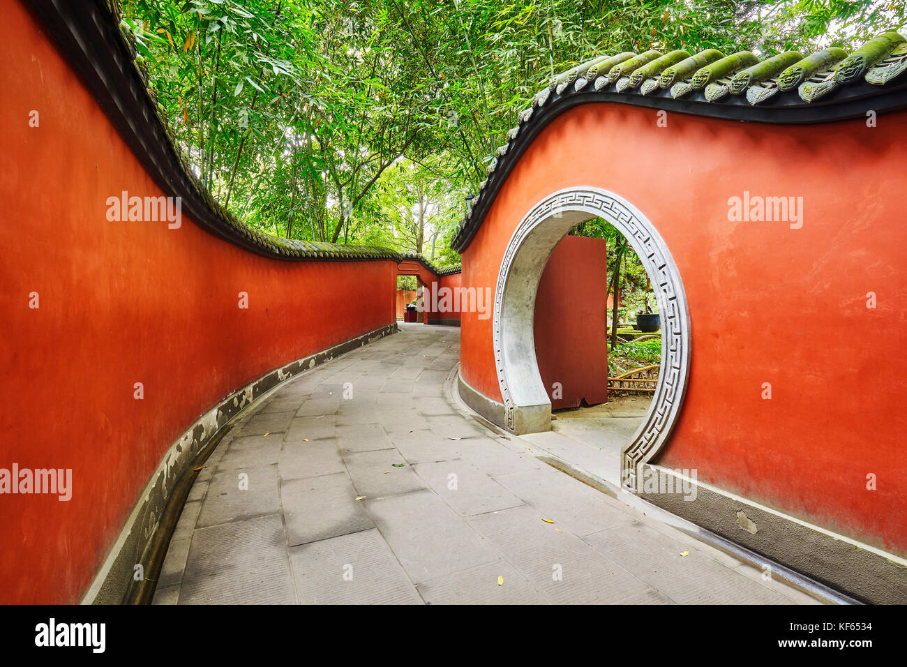 Runde Tor in Rote Wand Passage von Bambus Wald umgeben, Wuhou Tempel, Chengdu, China. Stockfoto