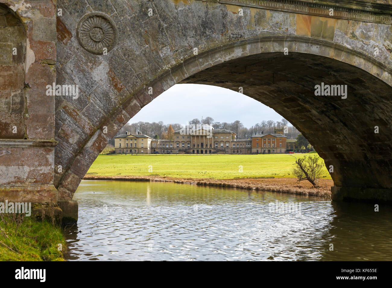 Die Brücke bei Kedleston Hall: Derbyshire. England, UK, Die Brücke wurde 1759 von Robert Adam entworfen, gebaut in 1770-1 Stockfoto