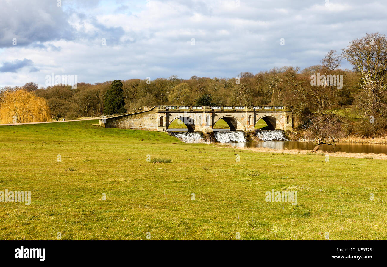 Die Brücke bei Kedleston Hall: Derbyshire. England, UK, Die Brücke wurde 1759 von Robert Adam entworfen, gebaut in 1770-1 Stockfoto