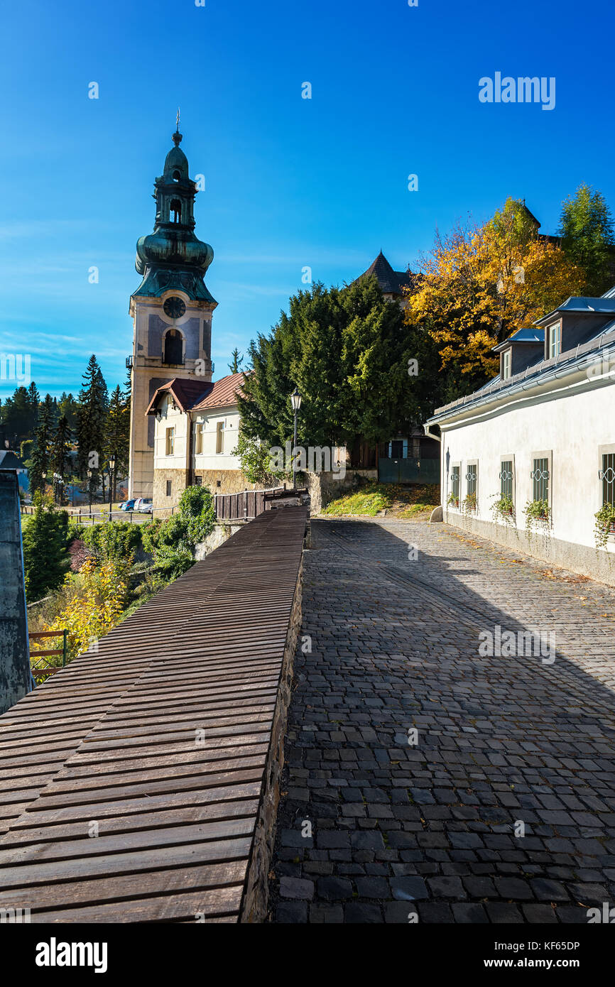 Weg zum alten Schloss in Banska Stiavnica, Slowakei, Unesco Stockfoto