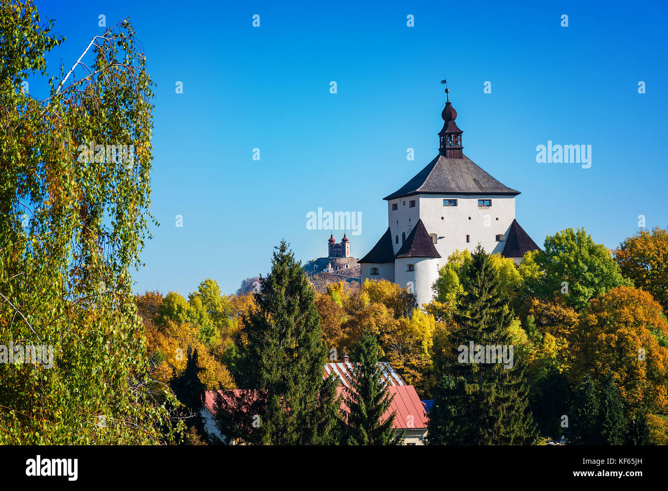 Neues Schloss und Golgatha - Herbst in Banska Stiavnica, Slowakei, Unesco Stockfoto