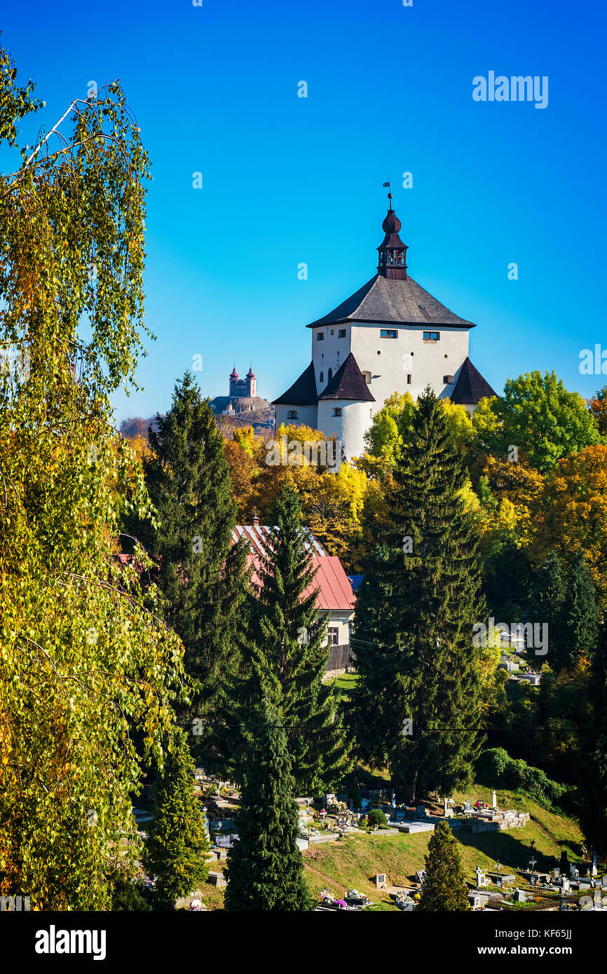 Neues Schloss und Golgatha - Herbst in Banska Stiavnica, Slowakei, Unesco Stockfoto