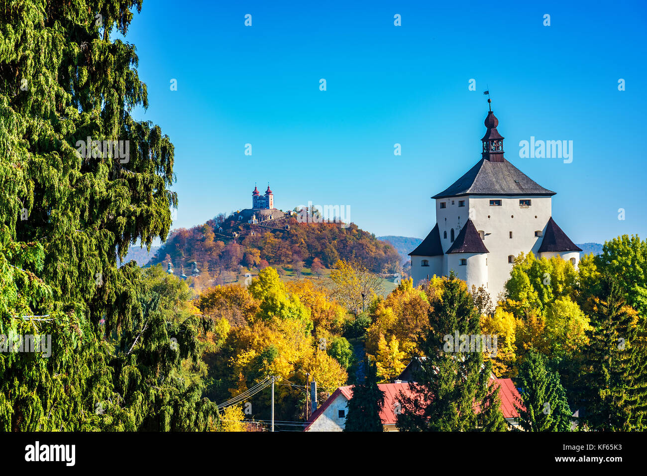 Neues Schloss - Herbst in Banska Stiavnica, Slowakei, Unesco Stockfoto