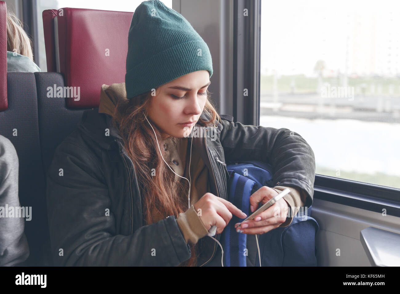 Die modernen Menschen Stadt Lifestyle. junge, urbane, mit Phone App und kabellosen Kopfhörern, um Musik zu hören oder Videospiele spielen Frau online. asiatischen Mädchen enjo Stockfoto