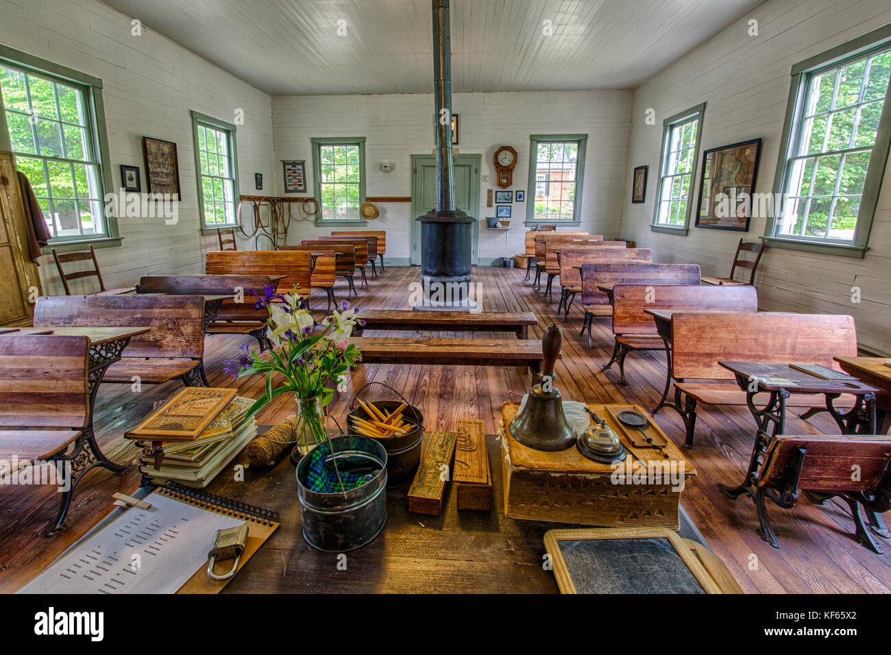 Waterford, Connecticut, gegründet 1733. Zweite Straße Schule, ein 19. Jahrhundert - Raum-schulhaus. Blick vom Schreibtisch des Lehrers. Für die redaktionelle Verwendung. Stockfoto