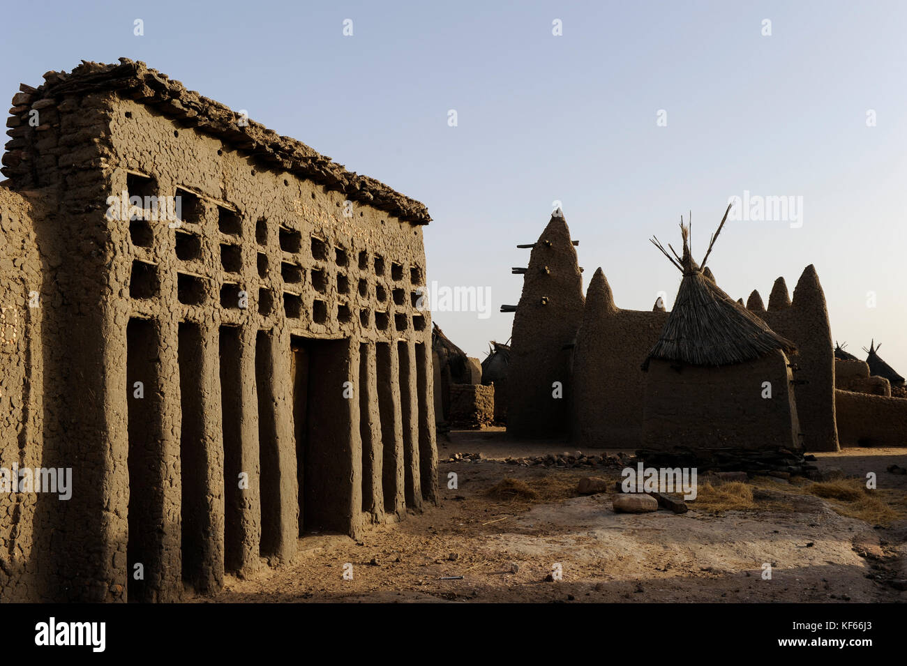 Land der Dogon in Mali, Dogon Village mit Ton Architektur an der Falaise die UNESCO Welterbe/MALI, etwa 20 km von Bandiagara südoestlich verlaeuft die rund 200 km lange Falaise, UNESCO-Welterbe, eine teilweise stark erodierte Sandsteinwand bis zu 300m Höhe, hier befinden sich viele Dogon Doerfer im Lehmbau Illustr. Stockfoto