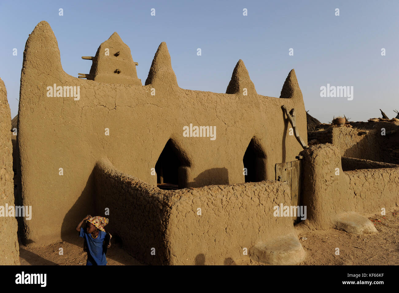 Land der Dogon in Mali, Dogon Village mit Ton Architektur an der Falaise die UNESCO Welterbe/MALI, etwa 20 km von Bandiagara südoestlich verlaeuft die rund 200 km lange Falaise, UNESCO-Welterbe, eine teilweise stark erodierte Sandsteinwand bis zu 300m Höhe, hier befinden sich viele Dogon Doerfer im Lehmbau Illustr. Stockfoto
