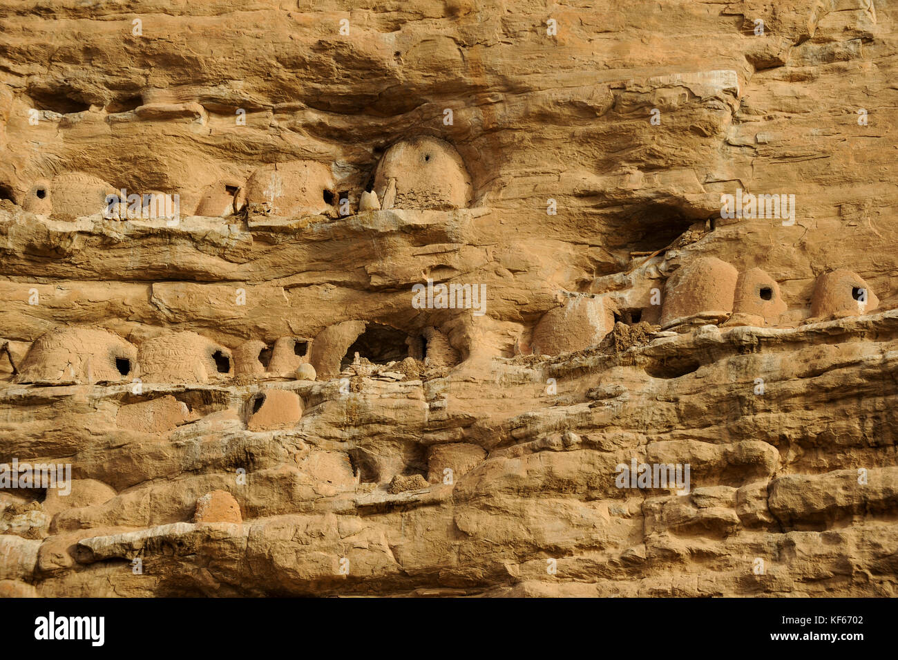 Land der Dogon in Mali, Dogon Village mit Ton Architektur an der Falaise ein UNESCO-Weltkulturerbe/MALI, etwa 20 km von Bandiagara südoestlich verlaeuft die rund 200 km lange Falaise, UNESCO-Welterbe, eine teilweise stark erodierte Sandsteinwand bis zu 300m Höhe, hier befinden sich viele Dogon Doerfer im Lehmbau Illustr. Stockfoto