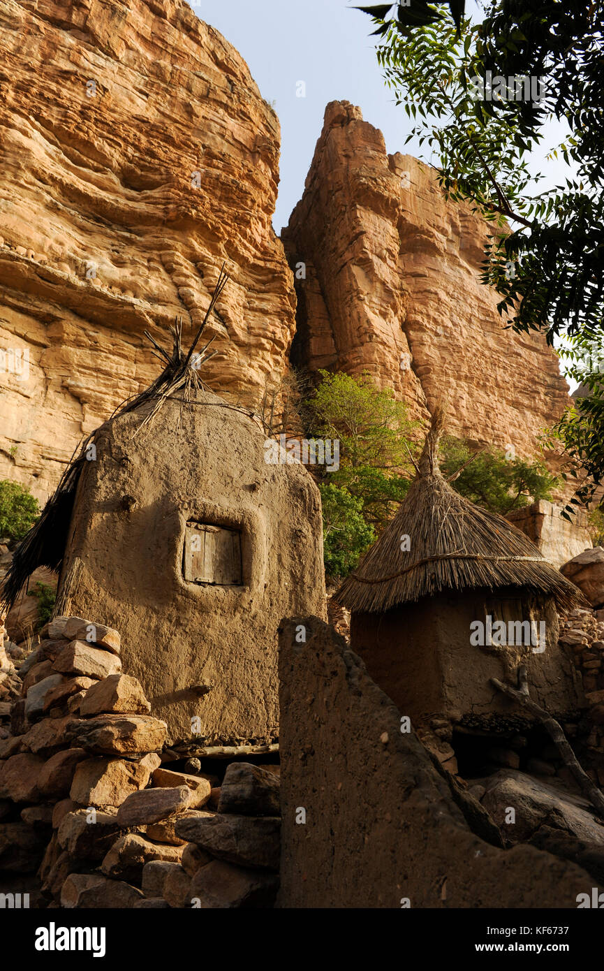 Land der Dogon in Mali, Dogon Village mit Ton Architektur an der Falaise ein UNESCO-Weltkulturerbe/MALI, etwa 20 km von Bandiagara südoestlich verlaeuft die rund 200 km lange Falaise, UNESCO-Welterbe, eine teilweise stark erodierte Sandsteinwand bis zu 300m Höhe, hier befinden sich viele Dogon Doerfer im Lehmbau Illustr. Stockfoto