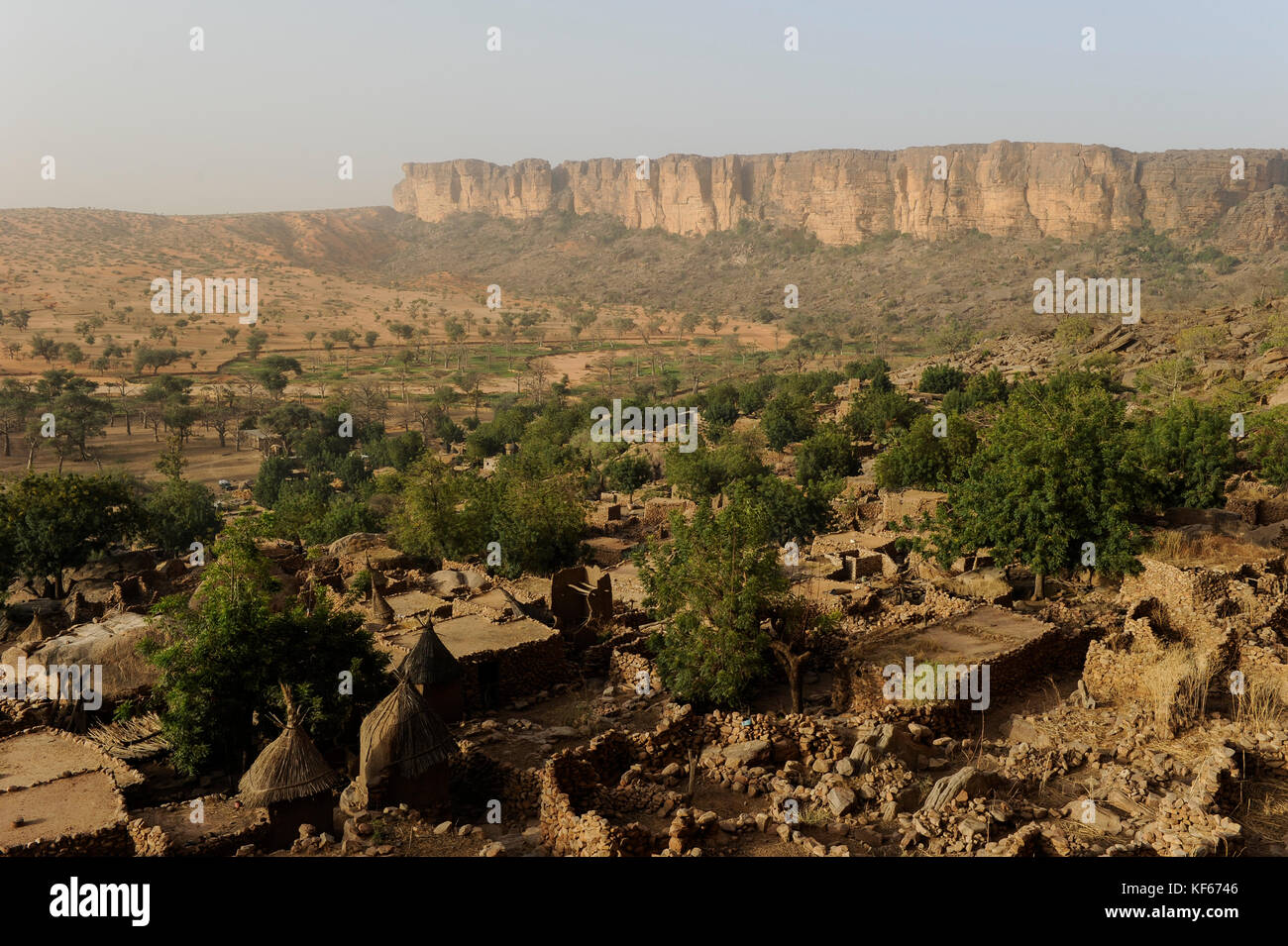 Land der Dogon in Mali, Dogon Village mit Ton Architektur an der Falaise ein UNESCO-Weltkulturerbe/MALI, etwa 20 km von Bandiagara südoestlich verlaeuft die rund 200 km lange Falaise, UNESCO-Welterbe, eine teilweise stark erodierte Sandsteinwand bis zu 300m Höhe, hier befinden sich viele Dogon Doerfer im Lehmbau Illustr. Stockfoto