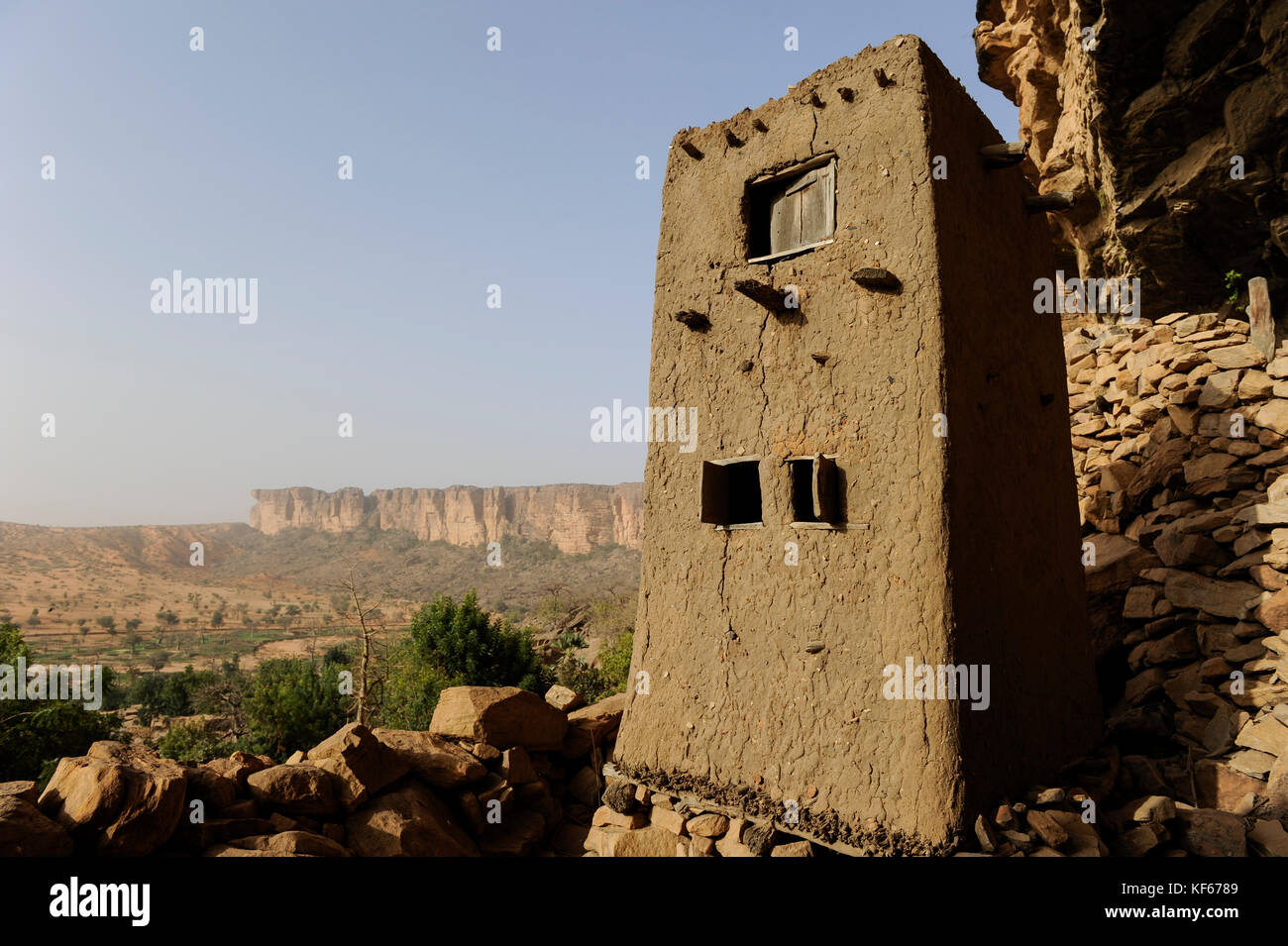 Land der Dogon in Mali, Dogon Village mit Ton Architektur an der Falaise ein UNESCO-Weltkulturerbe/MALI, etwa 20 km von Bandiagara südoestlich verlaeuft die rund 200 km lange Falaise, UNESCO-Welterbe, eine teilweise stark erodierte Sandsteinwand bis zu 300m Höhe, hier befinden sich viele Dogon Doerfer im Lehmbau Illustr. Stockfoto