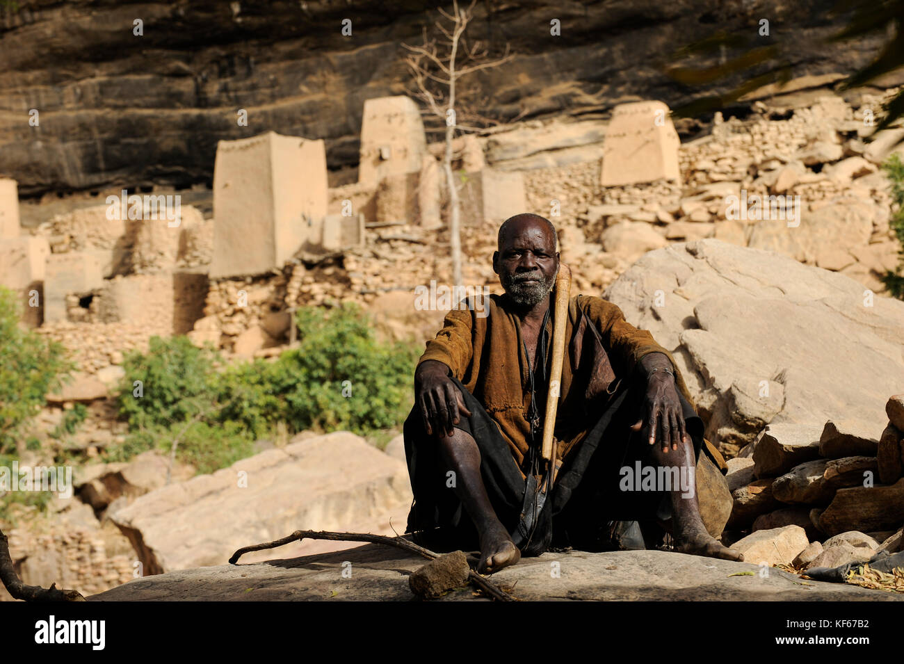 Land der Dogon in Mali, Dogon Village mit Ton Architektur an der Falaise, UNESCO-Weltkulturerbe, Dogon Mann/MALI, etwa 20 km von Bandiagara südoestlich verlaeuft die rund 200 km lange Falaise, UNESCO-Welterbe, eine teilweise stark erodierte Sandsteinwand bis zu 300m Höhe, hier befinden sich viele Dogon Doerfer im Lehmbau Illustr. Stockfoto