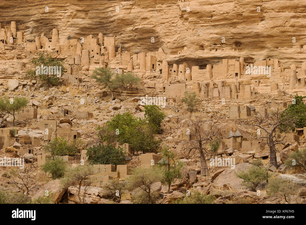 Land der Dogon in Mali, Dogon Village mit Ton Architektur an der Falaise ein UNESCO-Weltkulturerbe/MALI, etwa 20 km von Bandiagara südoestlich verlaeuft die rund 200 km lange Falaise, UNESCO-Welterbe, eine teilweise stark erodierte Sandsteinwand bis zu 300m Höhe, hier befinden sich viele Dogon Doerfer im Lehmbau Illustr. Stockfoto