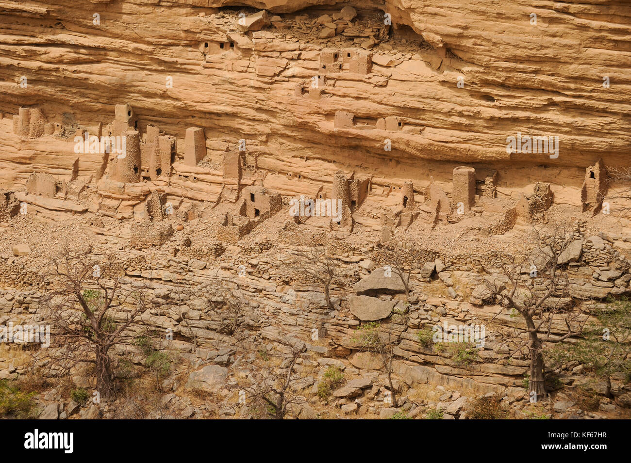 Land der Dogon in Mali, Dogon Village mit Ton Architektur an der Falaise ein UNESCO-Weltkulturerbe/MALI, etwa 20 km von Bandiagara südoestlich verlaeuft die rund 200 km lange Falaise, UNESCO-Welterbe, eine teilweise stark erodierte Sandsteinwand bis zu 300m Höhe, hier befinden sich viele Dogon Doerfer im Lehmbau Illustr. Stockfoto