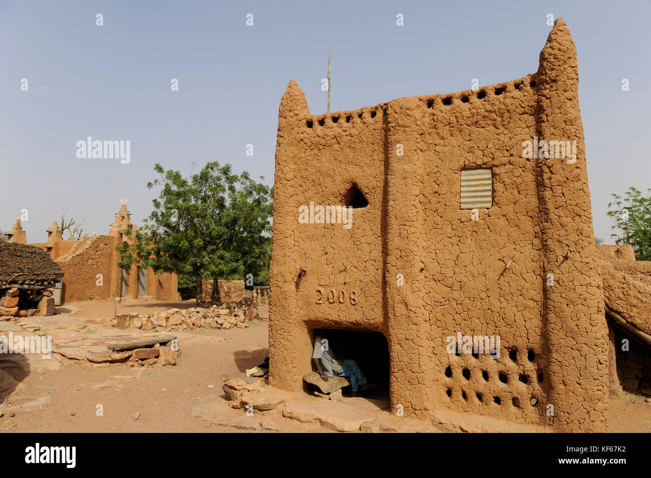 Land der Dogon in Mali, Dogon village Songho mit Ton Architektur an der Falaise die UNESCO Welterbe/MALI, etwa 20 km von Bandiagara südoestlich verlaeuft die rund 200 km lange Falaise, UNESCO-Welterbe, eine teilweise stark erodierte Sandsteinwand bis zu 300m Höhe, hier befinden sich viele Dogon Doerfer im Lehmbau Architektur, Dorf Songho Stockfoto