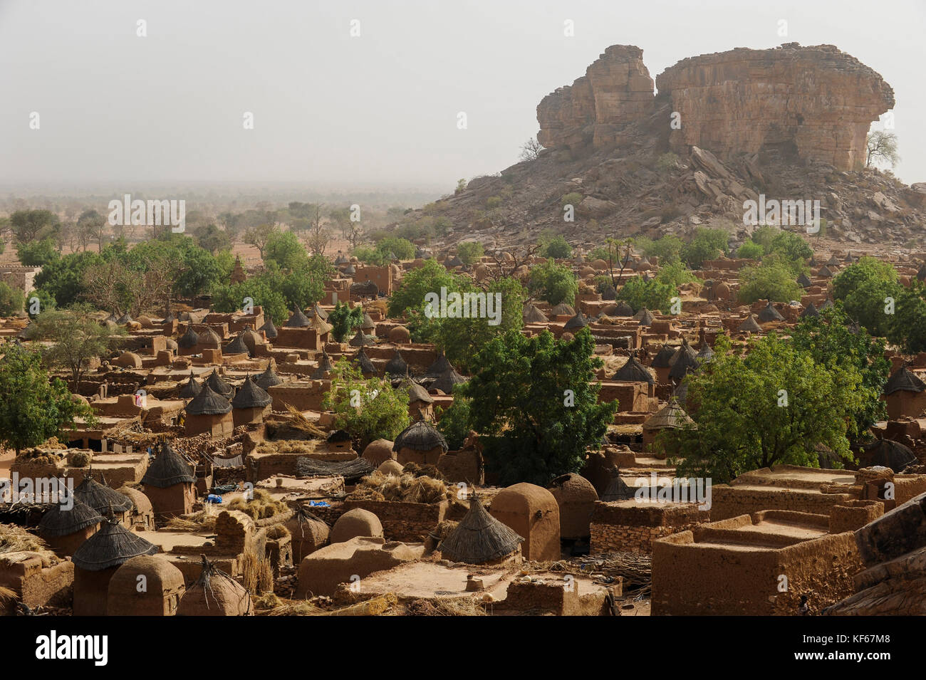 Land der Dogon in Mali, Dogon village Songho mit Ton Architektur an der Falaise die UNESCO Welterbe/MALI, etwa 20 km von Bandiagara südoestlich verlaeuft die rund 200 km lange Falaise, UNESCO-Welterbe, eine teilweise stark erodierte Sandsteinwand bis zu 300m Höhe, hier befinden sich viele Dogon Doerfer im Lehmbau Architektur, Dorf Songho Stockfoto