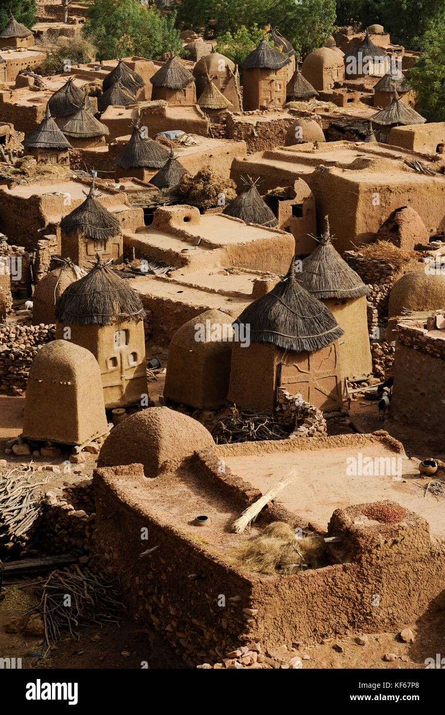 Land der Dogon in Mali, Dogon village Songho mit Ton Architektur an der Falaise die UNESCO Welterbe/MALI, etwa 20 km von Bandiagara südoestlich verlaeuft die rund 200 km lange Falaise, UNESCO-Welterbe, eine teilweise stark erodierte Sandsteinwand bis zu 300m Höhe, hier befinden sich viele Dogon Doerfer im Lehmbau Architektur, Dorf Songho Stockfoto
