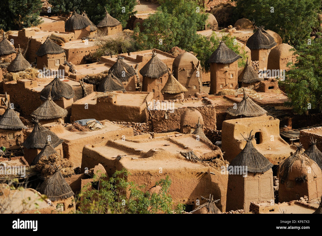 Land der Dogon in Mali, Dogon village Songho mit Ton Architektur an der Falaise die UNESCO Welterbe/MALI, etwa 20 km von Bandiagara südoestlich verlaeuft die rund 200 km lange Falaise, UNESCO-Welterbe, eine teilweise stark erodierte Sandsteinwand bis zu 300m Höhe, hier befinden sich viele Dogon Doerfer im Lehmbau Architektur, Dorf Songho Stockfoto